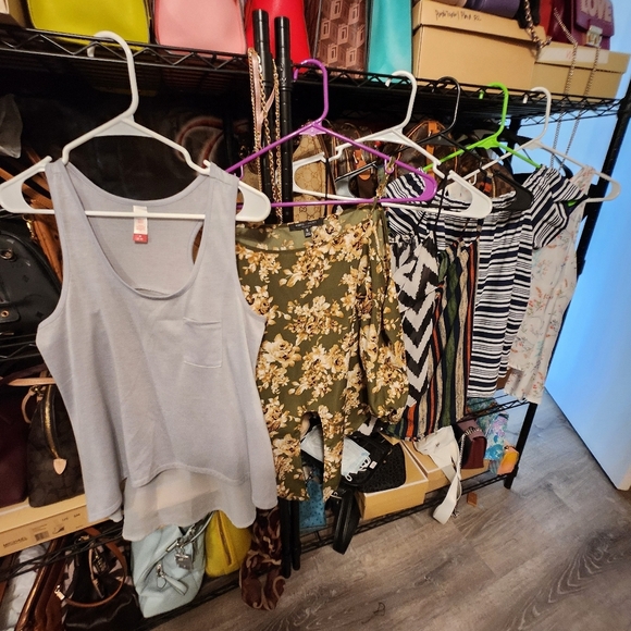 Small blouses bundle- lot of 5 -sleeveless -printed-resize blouses fit t… - Picture 1 of 9